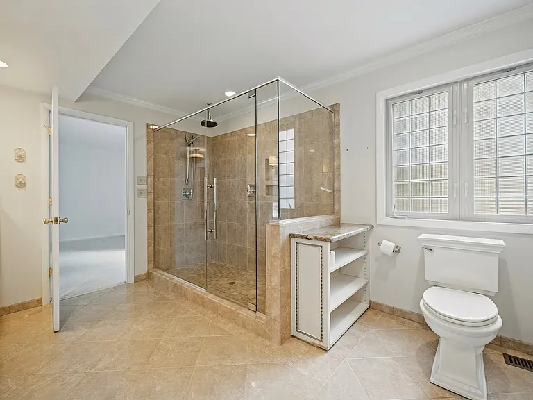 1044 Commodore Dr — Photo 13