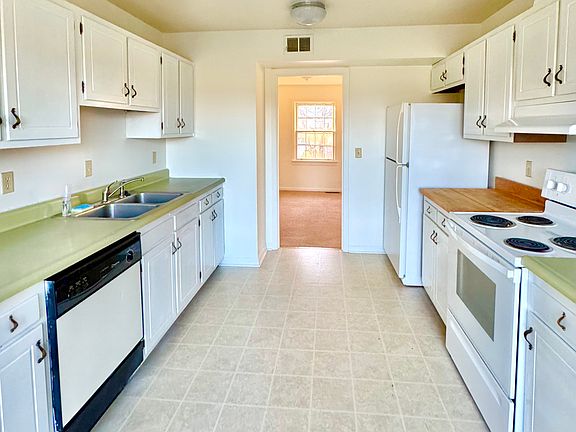 3rd image of 105 Yorkshire Ct