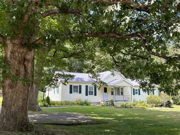 2241 Pocahontas Trl, Wht Sulphur S, WV 24986