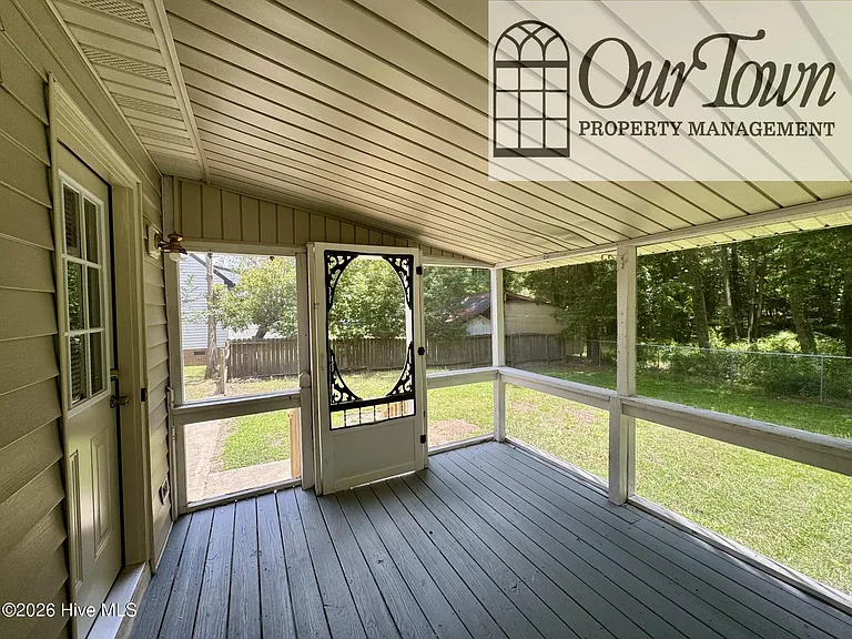 3003 Woodgreen Dr N — Photo 15