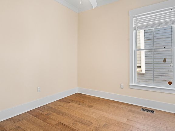 5th image of 515 E Waldburg St