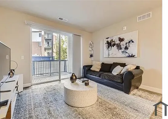 2 bed, 1046 sqft, $1,935 — Photo 3