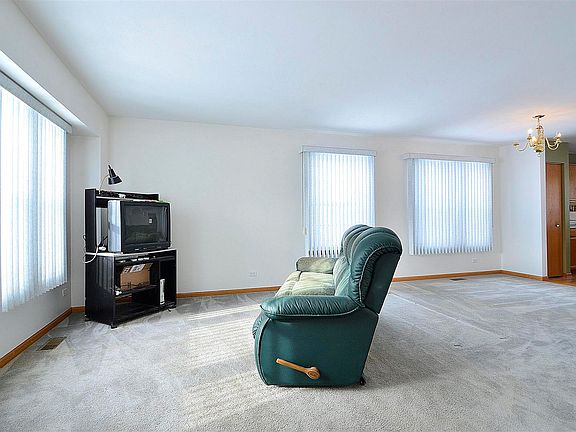 4th image of 584 Waterford Ln