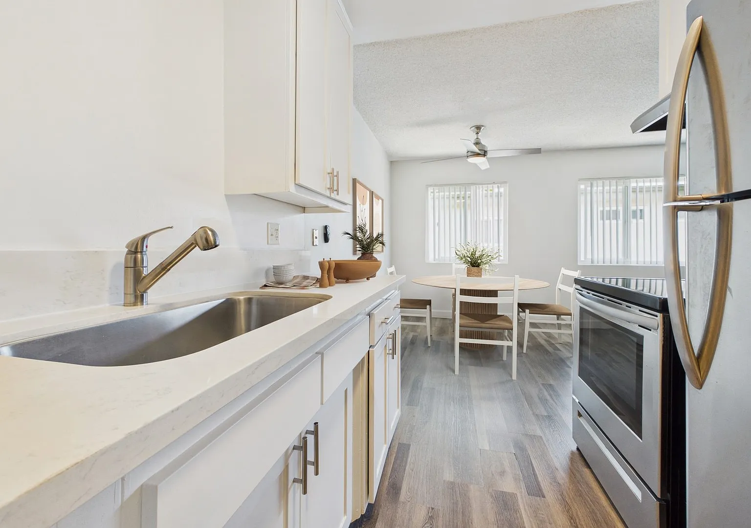Country Club Apartments — Photo 2