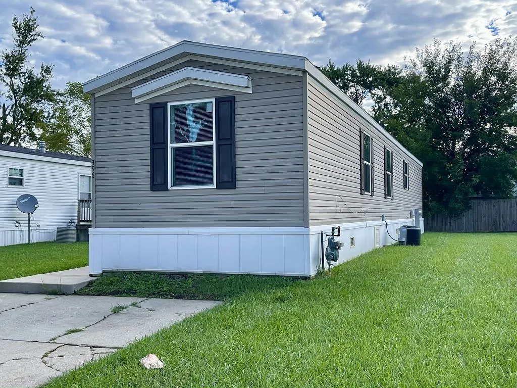 3 bed, 924 sqft, $1,550 — Photo 1