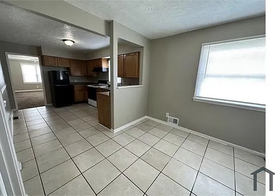 3 bed, 1000 sqft, $1,300 — Photo 3