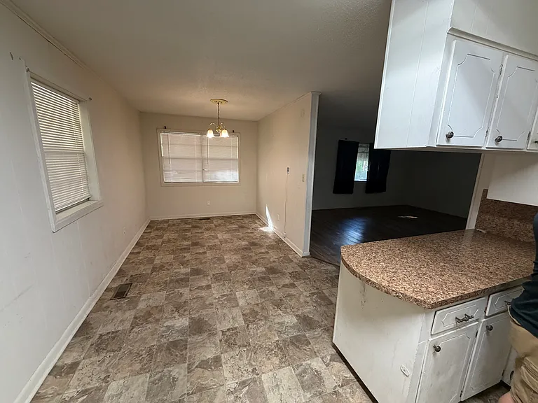 904 Randall Dr — Photo 8