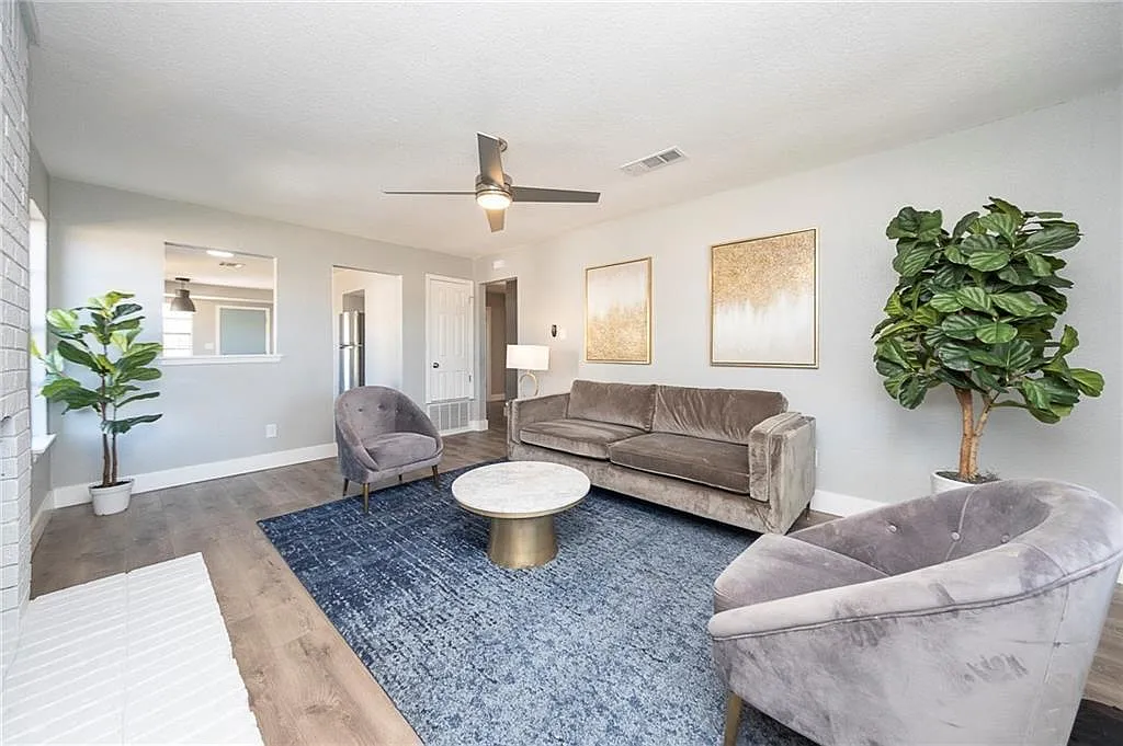 2 bed, 1.0 bath, 900 sqft, $1,695 — Photo 1