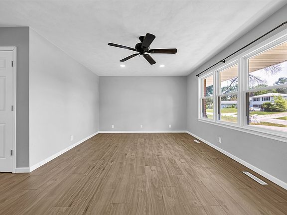5th image of 1449 25th St SE