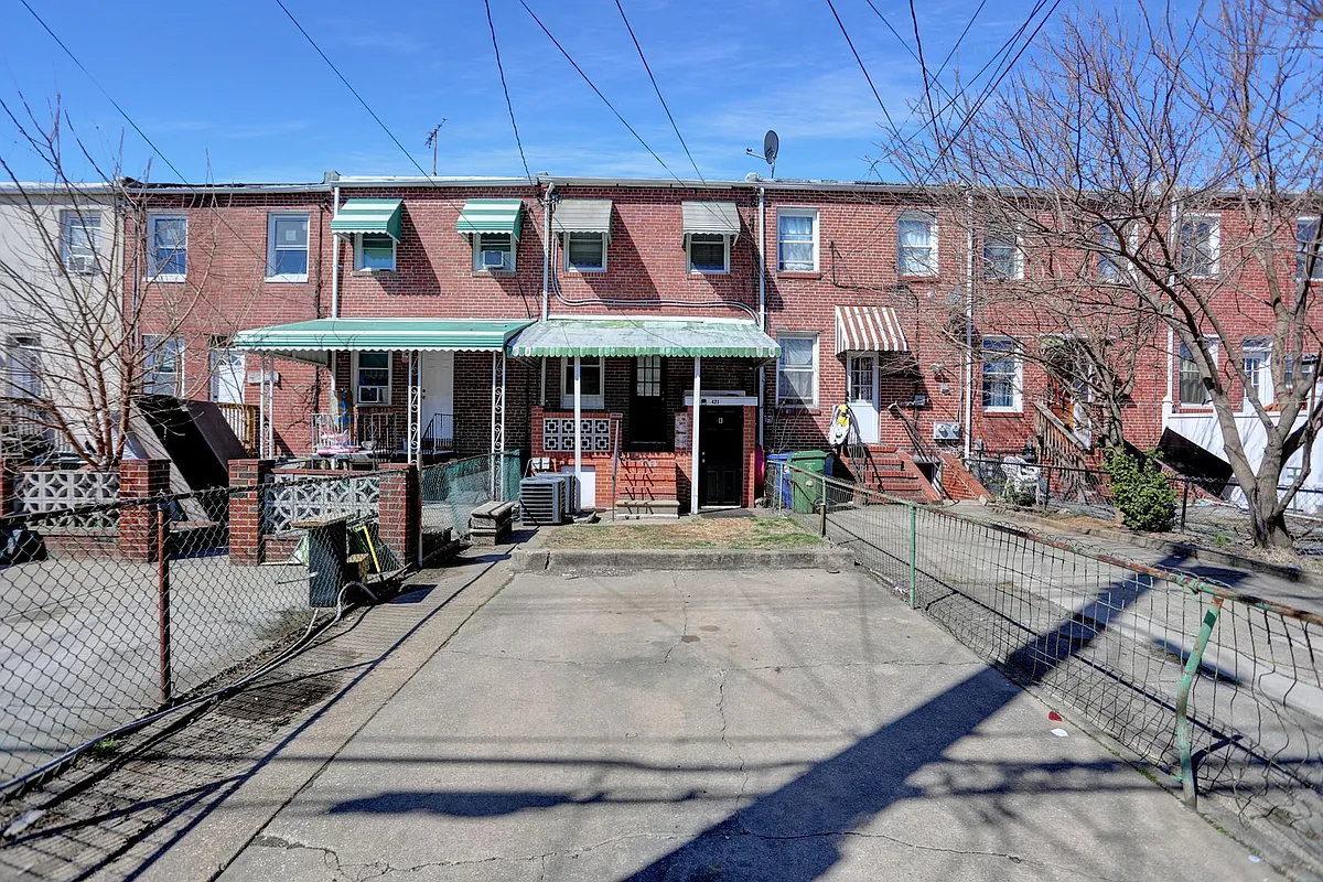Building Photo - 421 Elrino St