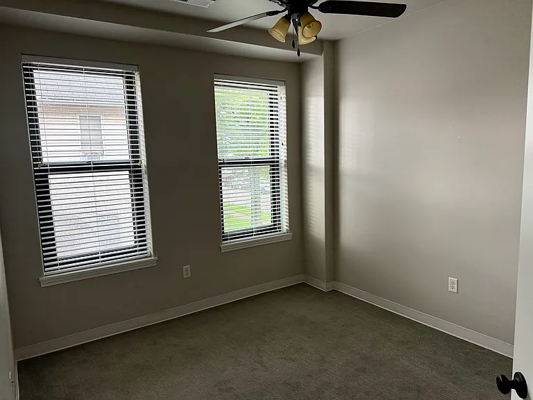 251 N Linn St — Photo 8