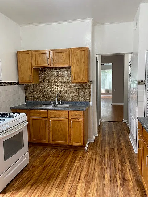 Building Photo - 1637 N Maplewood Ave #2