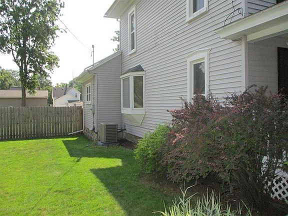 4th image of 321 Prairie St