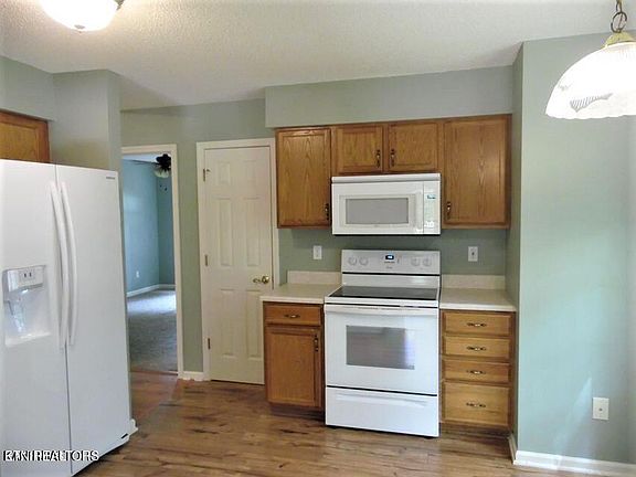 4th image of 15 Charlton Ln
