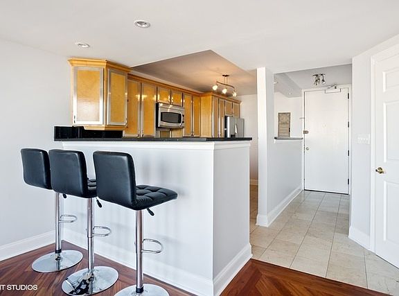 5th image of 444 W Fullerton Pkwy APT 1801