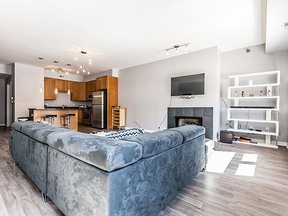 2nd image of 4350 N Broadway Ave #304