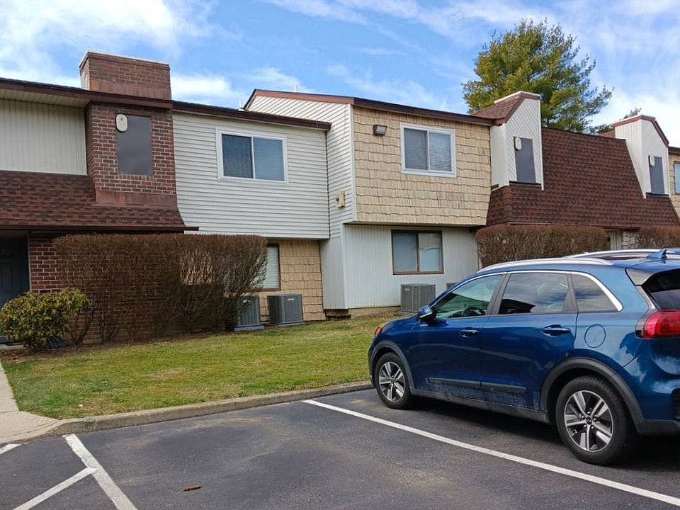 2nd image of 81 Pointe Cir S Unit 81