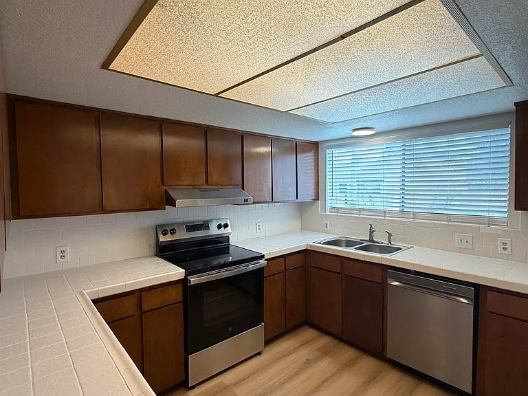2490 W Yowell Ct — Photo 5