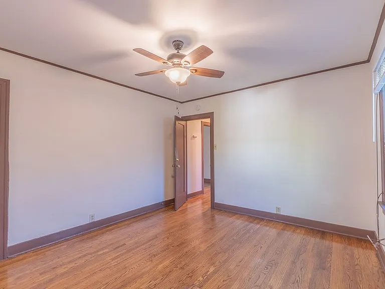 2226 S Redondo Blvd — Photo 15