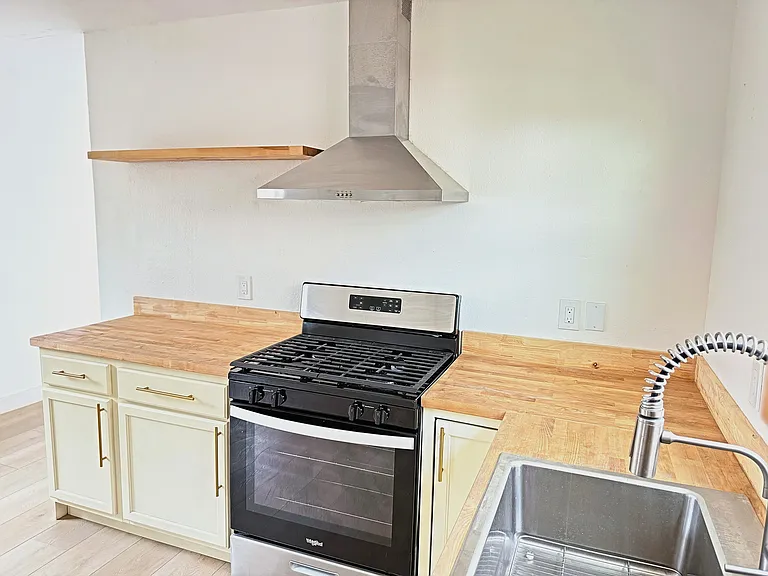 577 Florence St — Photo 10