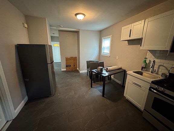 4th image of 53 Cedar St Floor 1