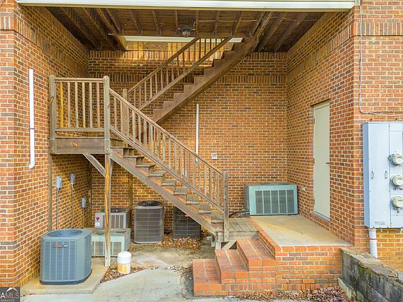 2nd image of 19 Glenn Carrie Rd