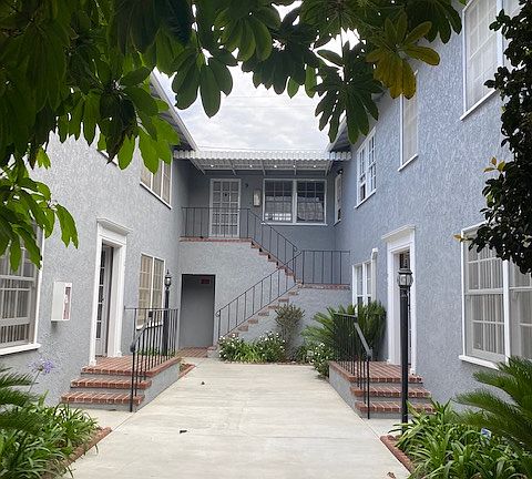 4th image of 719 E Carson St #9