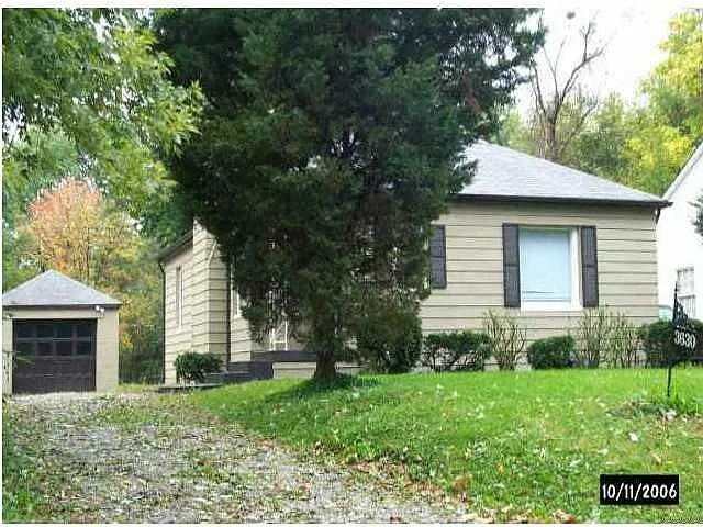 3630 N Lasalle St photo 1