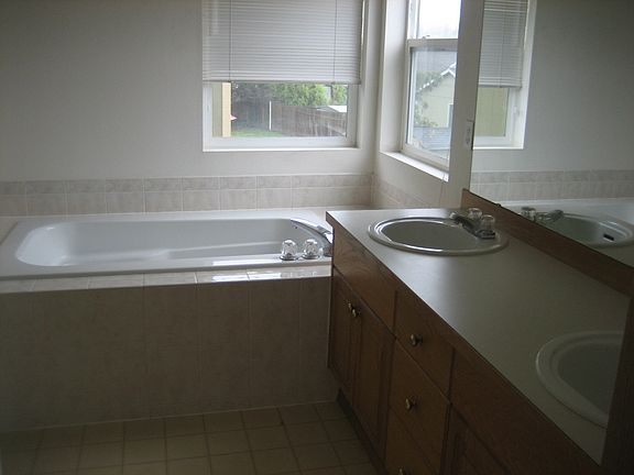 4th image of 10910 183rd Ave E
