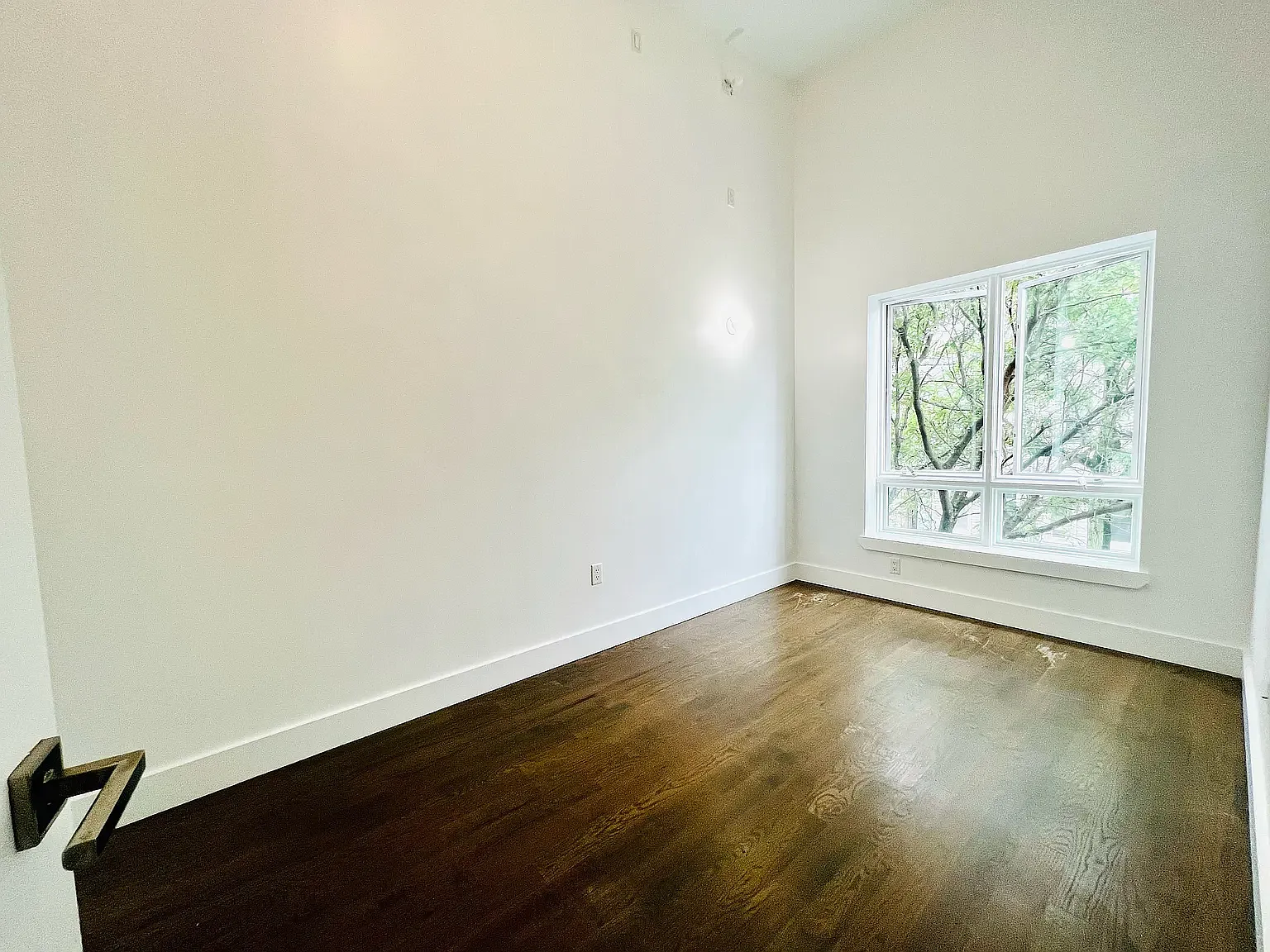 555 Fairview Avenue — Photo 4
