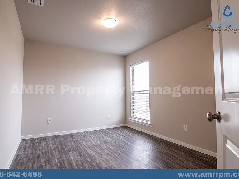 2125 N Texas Ave — Photo 17