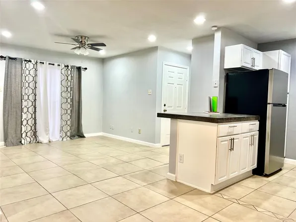 2750 Holly Hall St APT 605, Houston, TX 77054