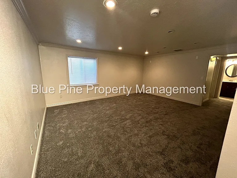 648 E Poplar St — Photo 4