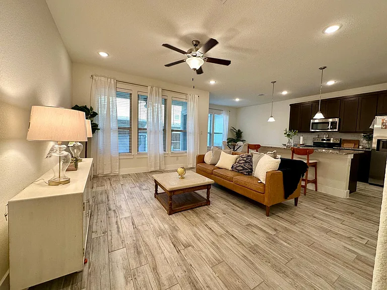 623 Parkline Dr — Photo 2