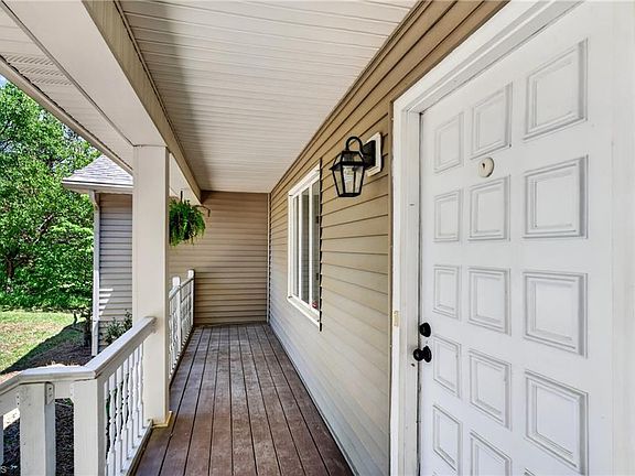 4th image of 7 Holly Crest Ct