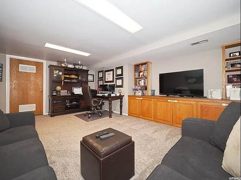 2215 S Broadmoor St — Photo 7