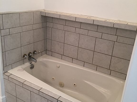 5th image of 906 Broadmoor Ave