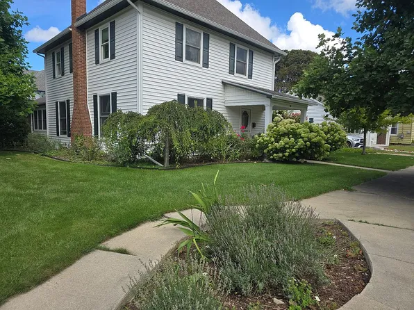 113 W Lincoln St, Charlevoix, MI 49720