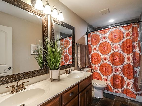 Dual sinks in bathroom