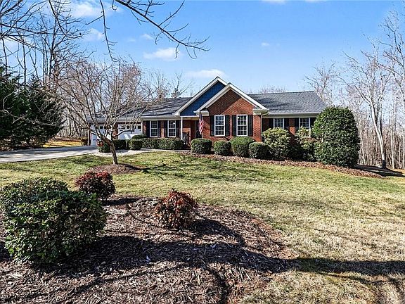 5th image of 937 Chamberlin Dr