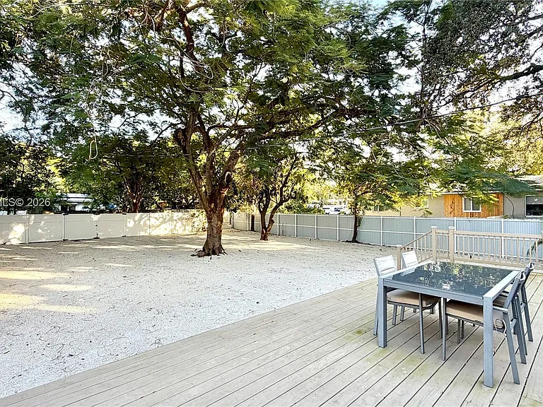 12325 NE 11th Pl — Photo 32