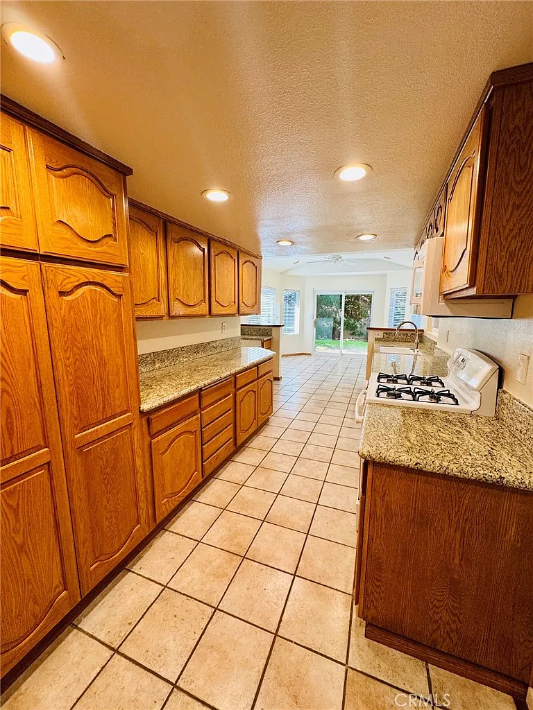 4 bed, 2705 sqft, $5,995 — Photo 4