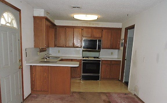 3rd image of 3412 Eastwood Cir