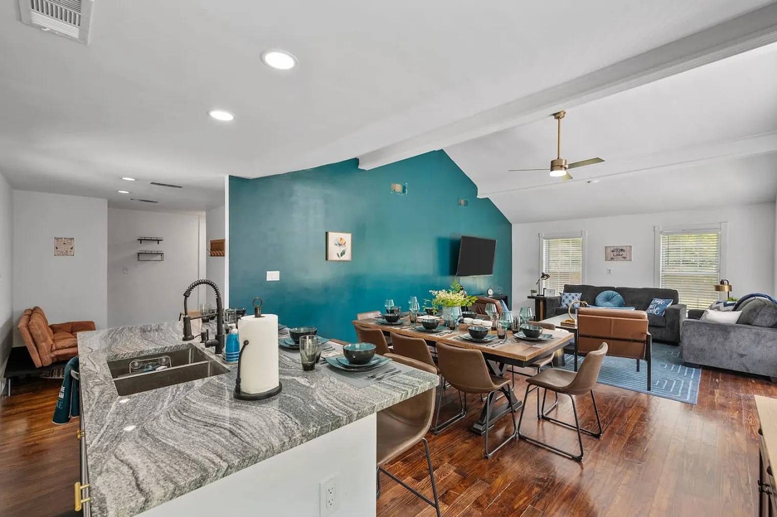 3 bed, 2.0 bath, 1345 sqft, $4,034 — Photo 3