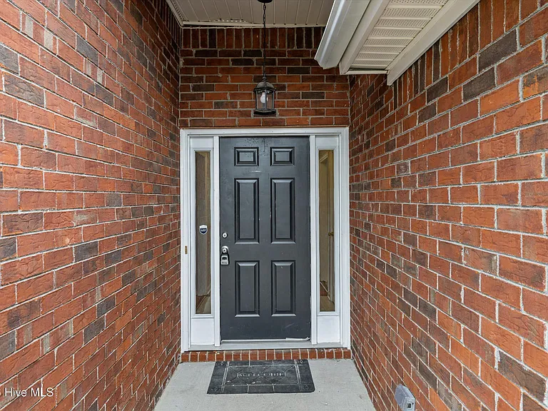 546 Jackson St — Photo 3