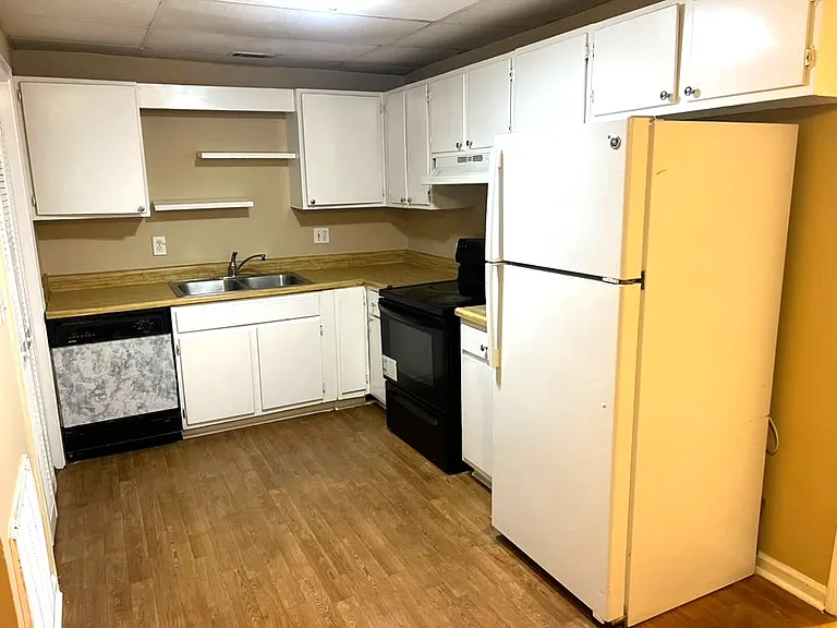 599 Elmwood St #D — Photo 3