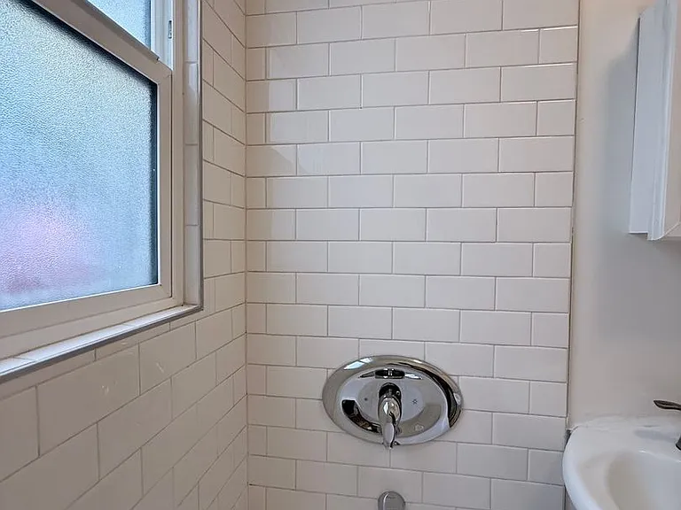 932 S Berendo St — Photo 15