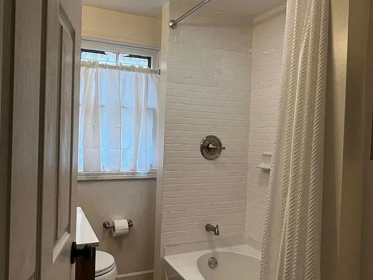 358 Rockingham St #1 — Photo 16