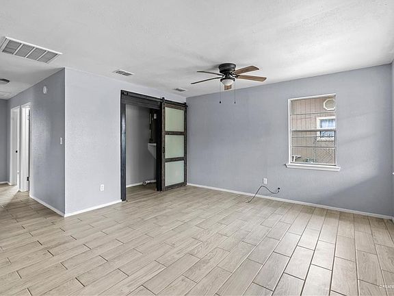 4th image of 136 E Wells St