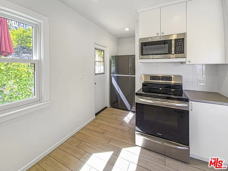 2049 Lake Shore Ave — Photo 11